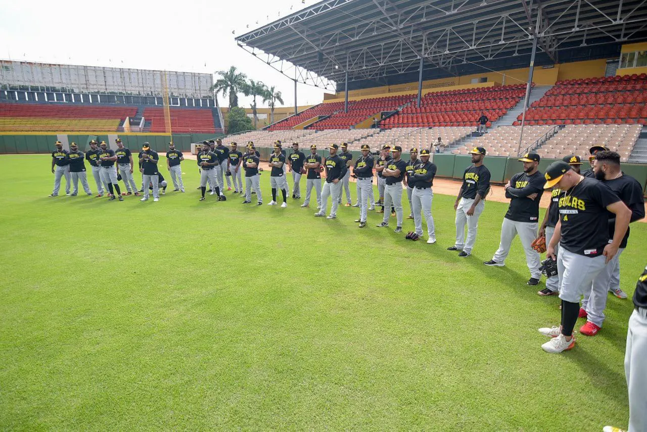 Cubano Céspedes encabeza primer día de prácticas de las Águilas