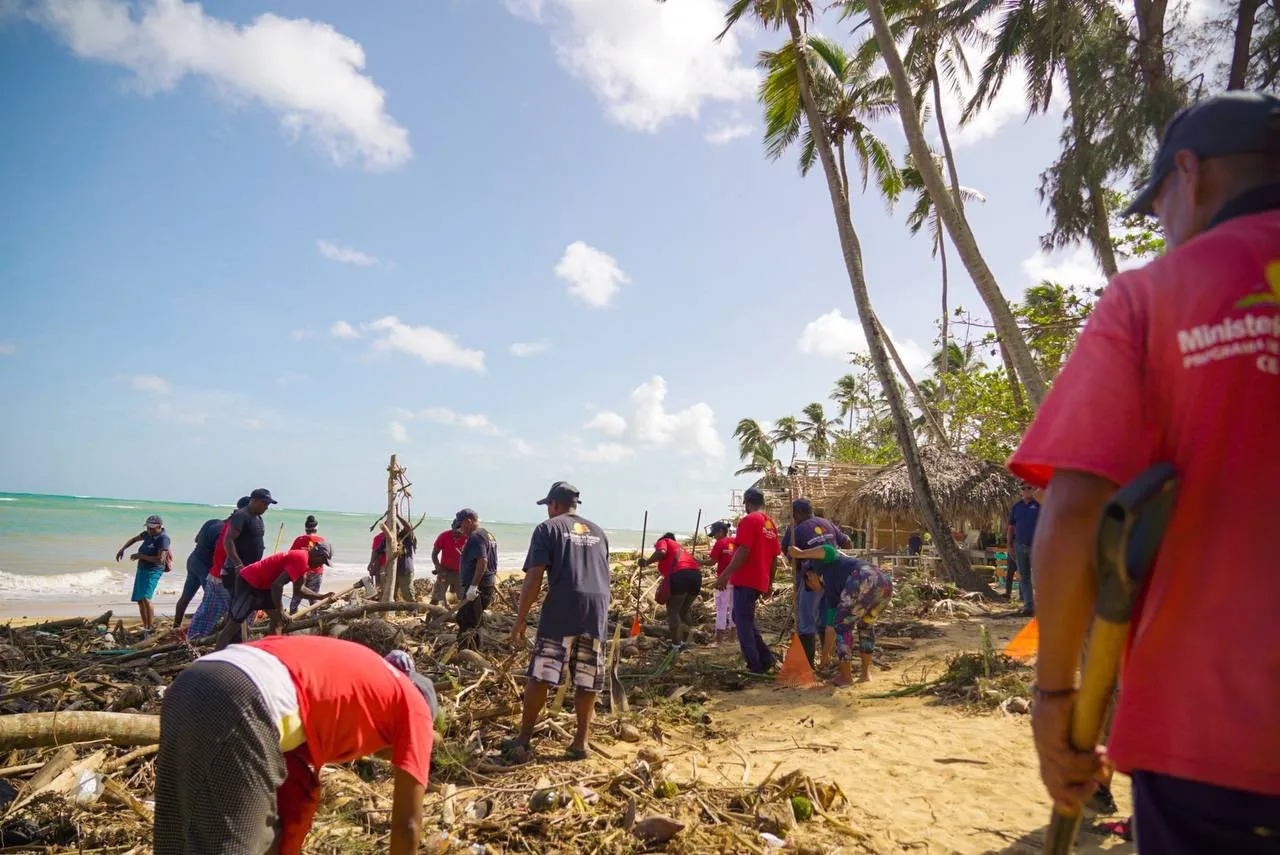 Brigadas de Turismo levantan escombros en malecón y playas de Las Terrenas