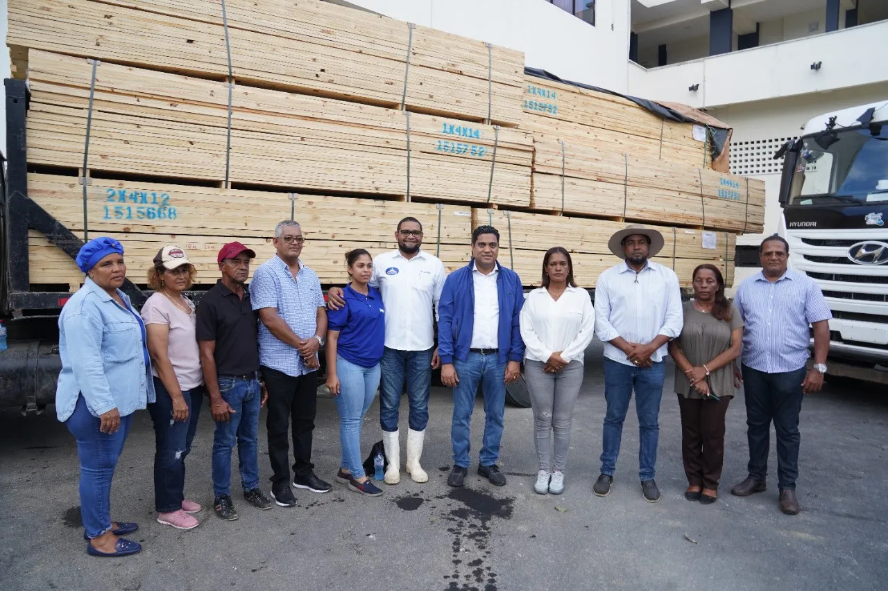 Fedomu entrega RD$ 27 millones en zinc y madera a Higüey y El Seybo