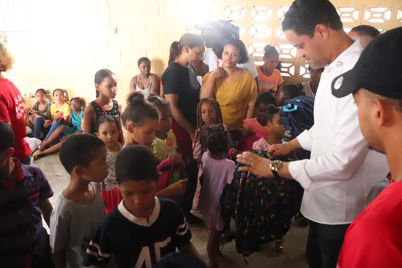 Entregan mochilas a niños de Cristo Rey