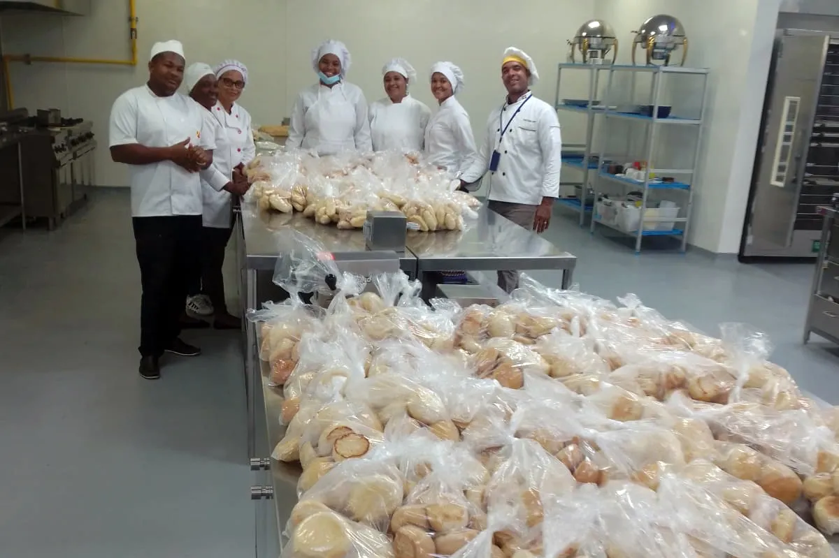 Infotep aumenta producción de panes para ayudar a afectados por Fiona