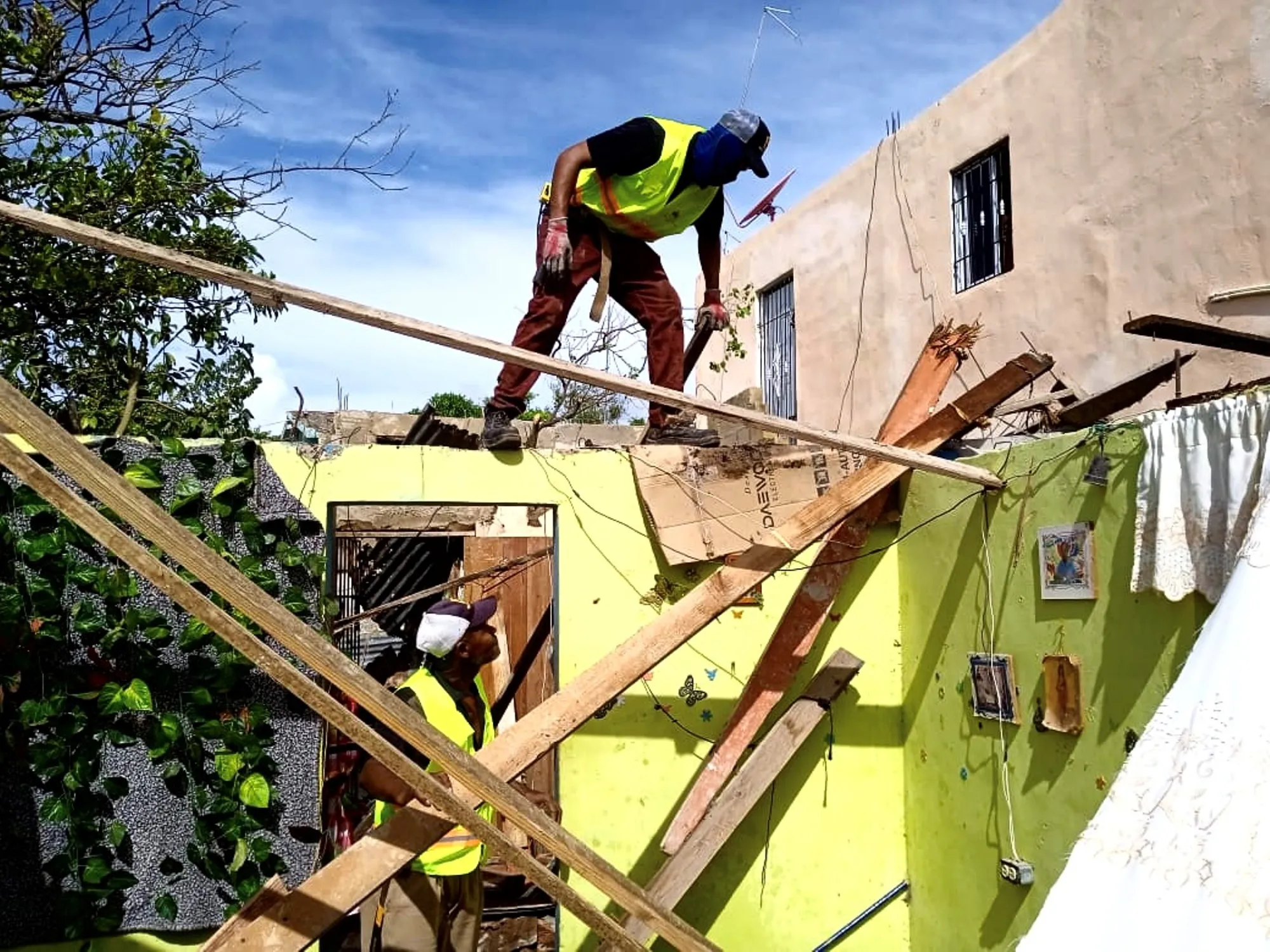 Ministerio de la Vivienda empieza a reparar casas dañadas por Fiona