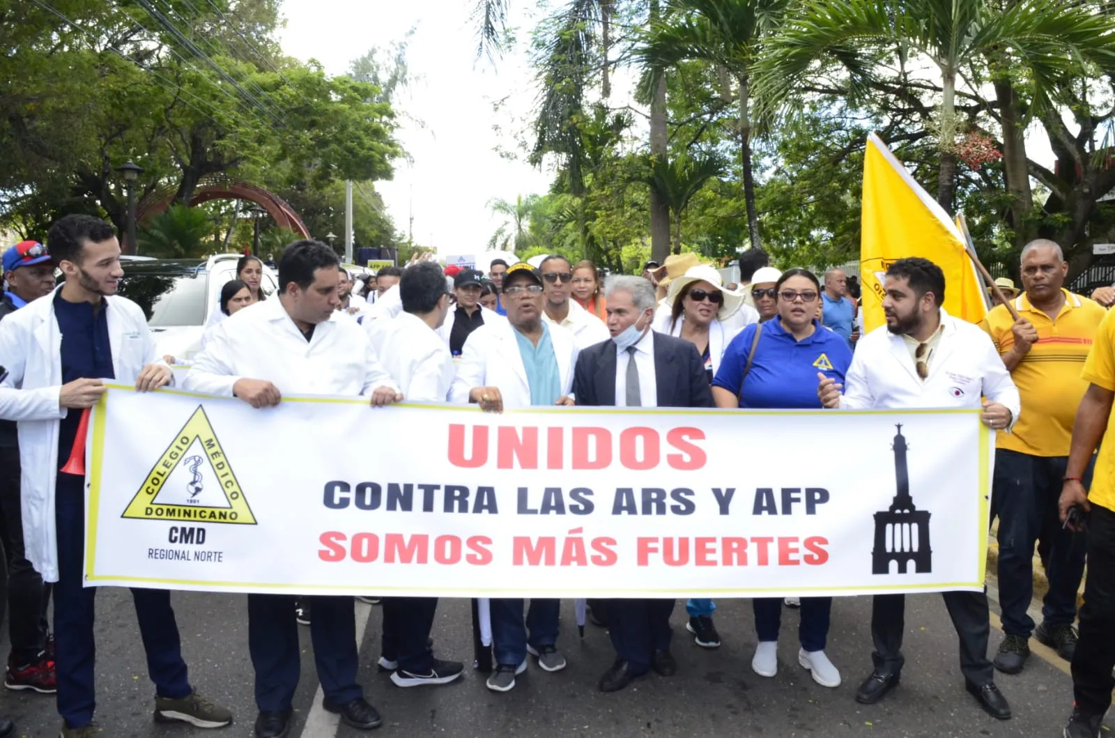 Médicos marchan en Santiago para exigir eliminación de las AFP y ARS