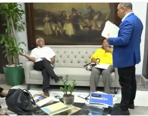Video desmiente que ministro botara de su despacho a diputados