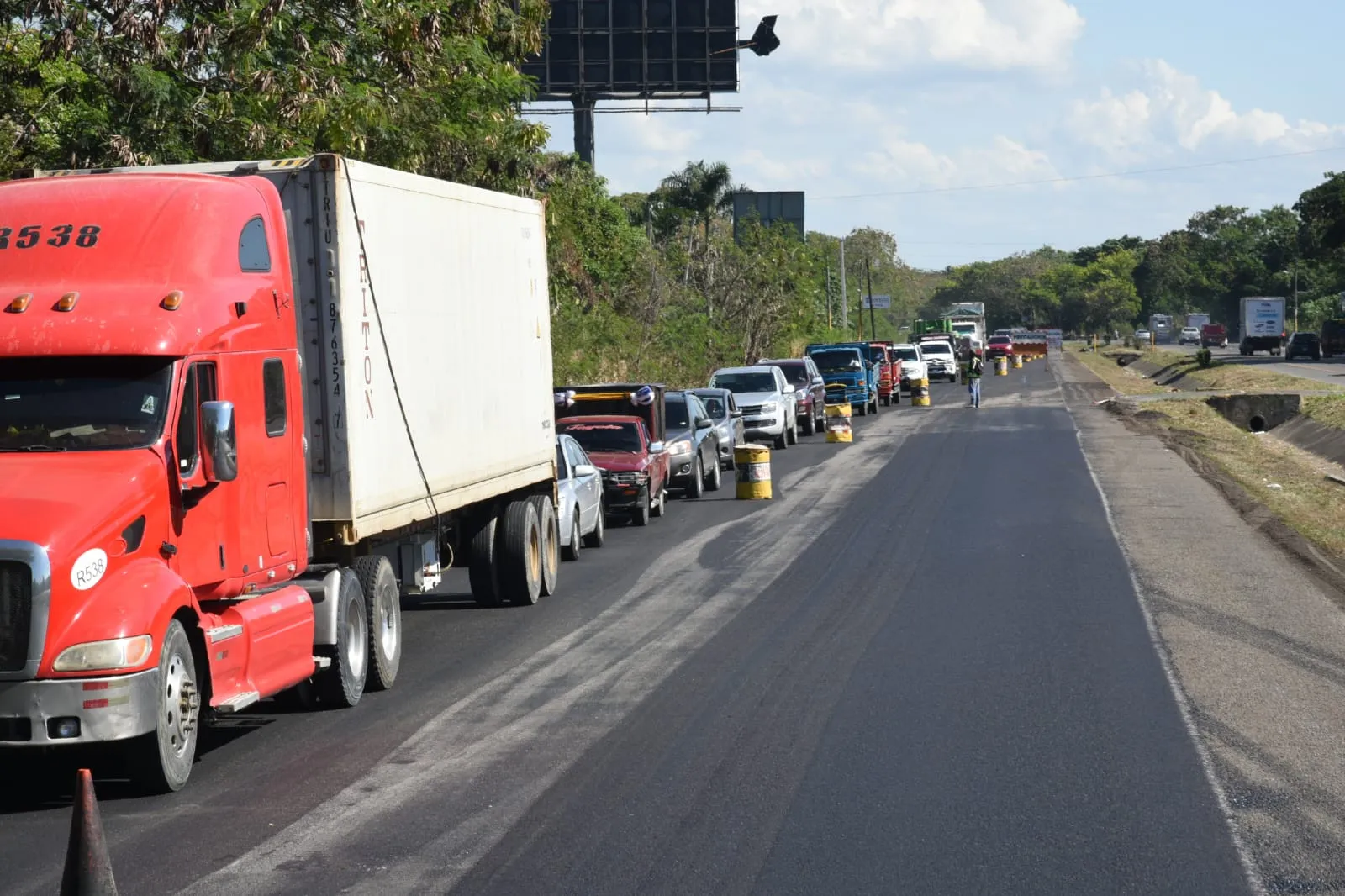 MOPC reprograma horarios de asfaltado en autopista Duarte