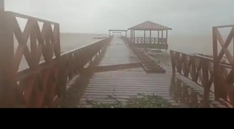 Colapsa muelle turístico de Miches por efectos de huracán Fiona