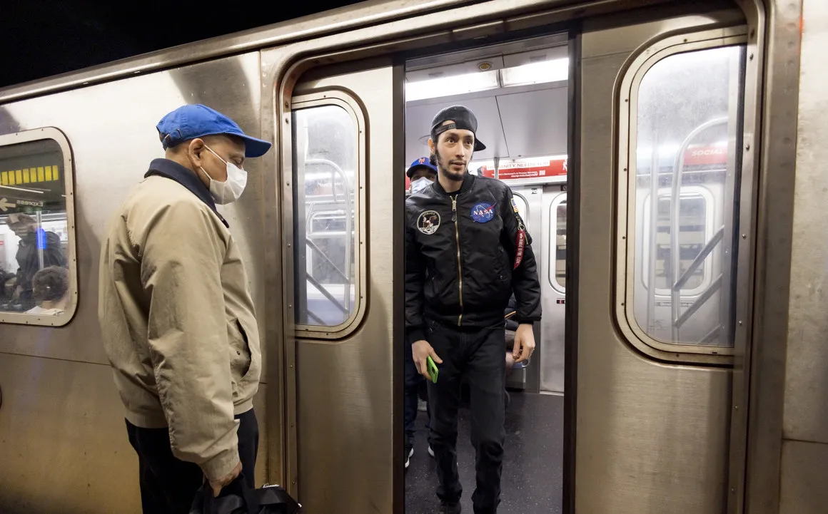 Nueva York levanta mandato de llevar mascarillas en los medios de transporte