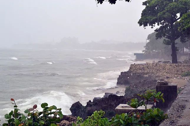 'Rompeolas”, no “rompe olas” ni “rompe ola”