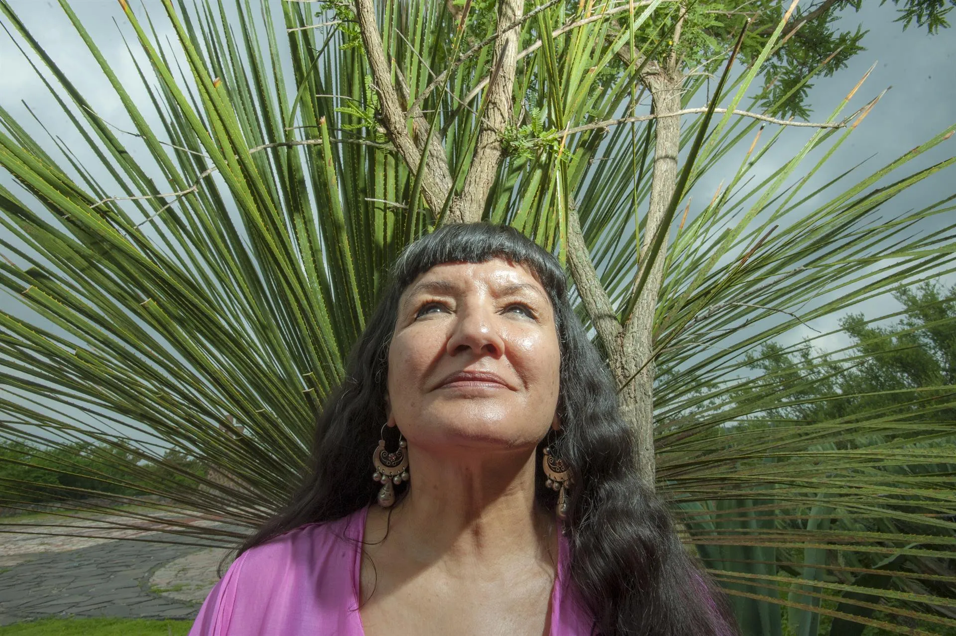 Con poesía, Sandra Cisneros reta los temas que 