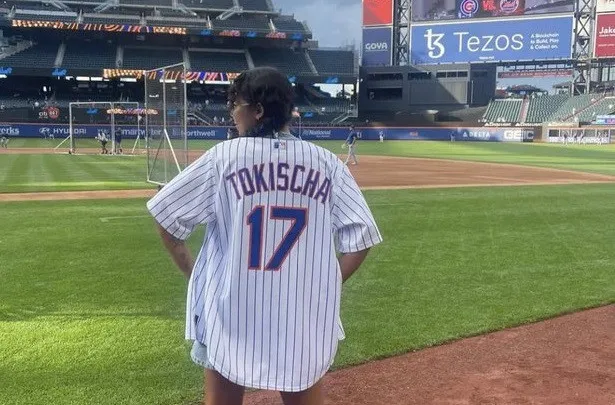 Tokischa lanza primera bola en partido de los Mets de Nueva York
