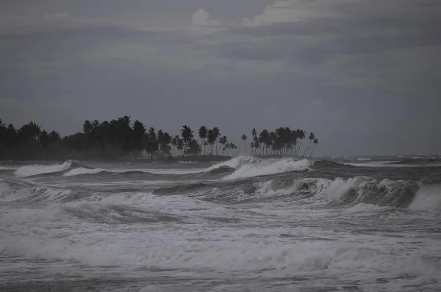 El huracán Fiona, ya de categoría 3, se abate sobre Turcos y Caicos