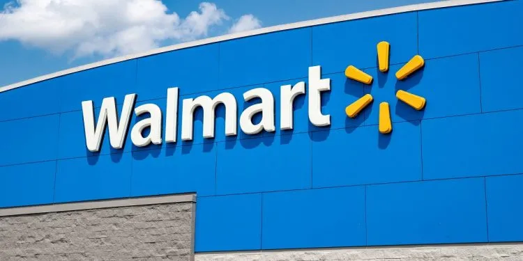 Detienen a hombre que amenazó estrellar aeronave contra Walmart en EEUU