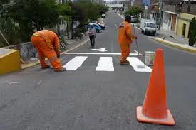 Obras Públicas informa de trabajo de señalización de carreteras y calles principales