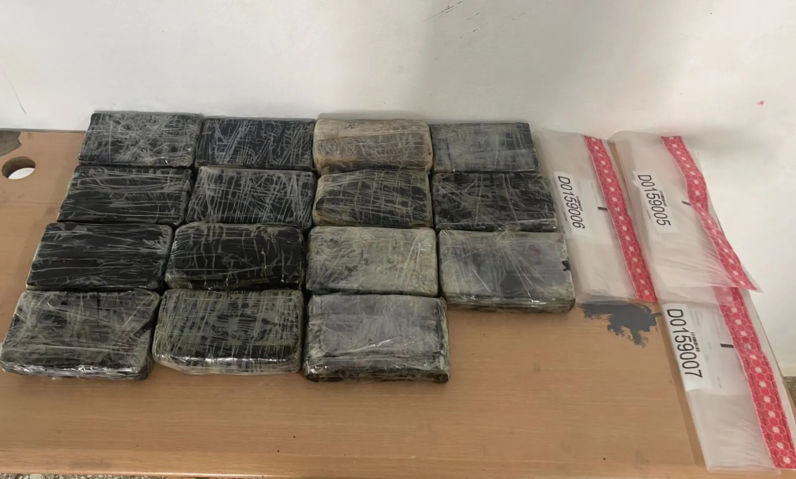 Decomisan 94 paquetes de cocaína en San Pedro de Macorís