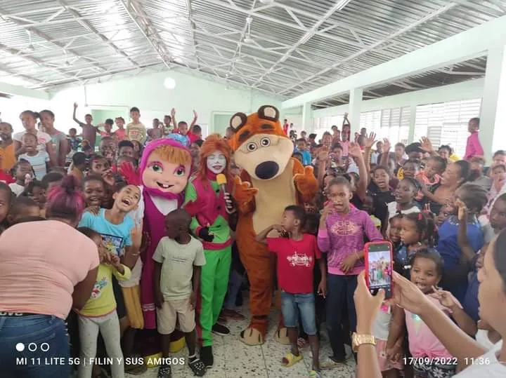 Jóvenes entregan útiles escolares a cientos de niños en Elías Piña
