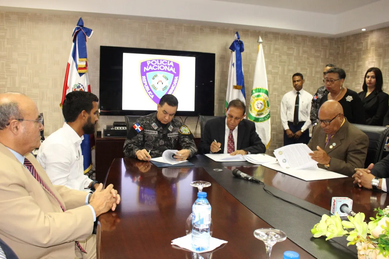 Firman acuerdos médicos para los pensionados de la Policía Nacional