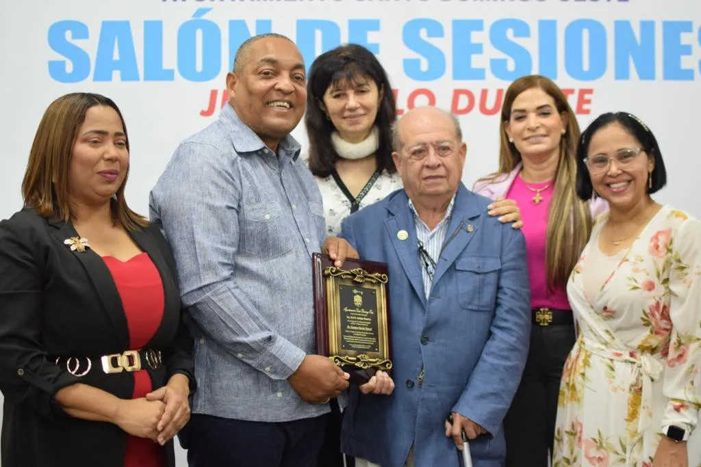 Gustavo García Travesí recibe reconocimiento de alcaldía de SDO