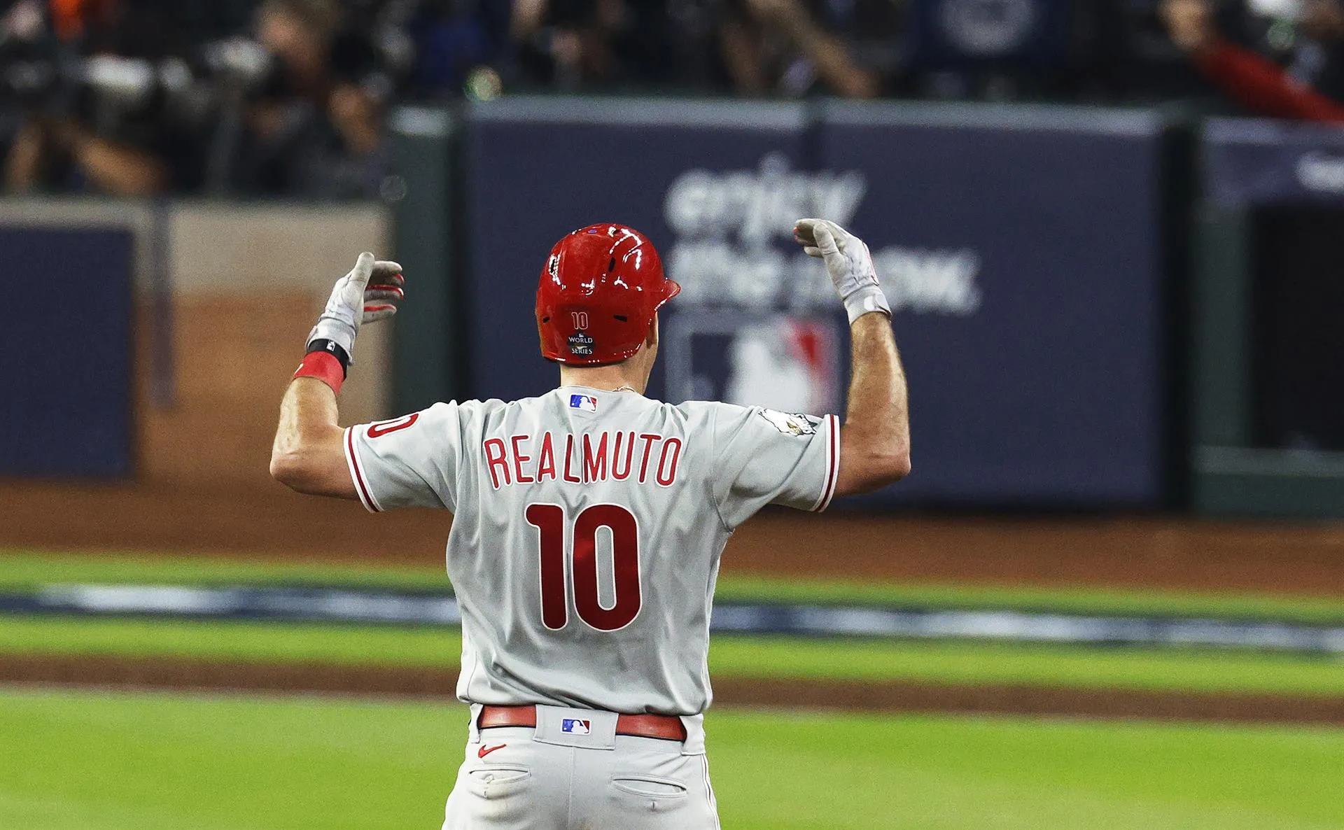 Realmuto conecta jonrón en décima y Filis pegan primero en Serie Mundial