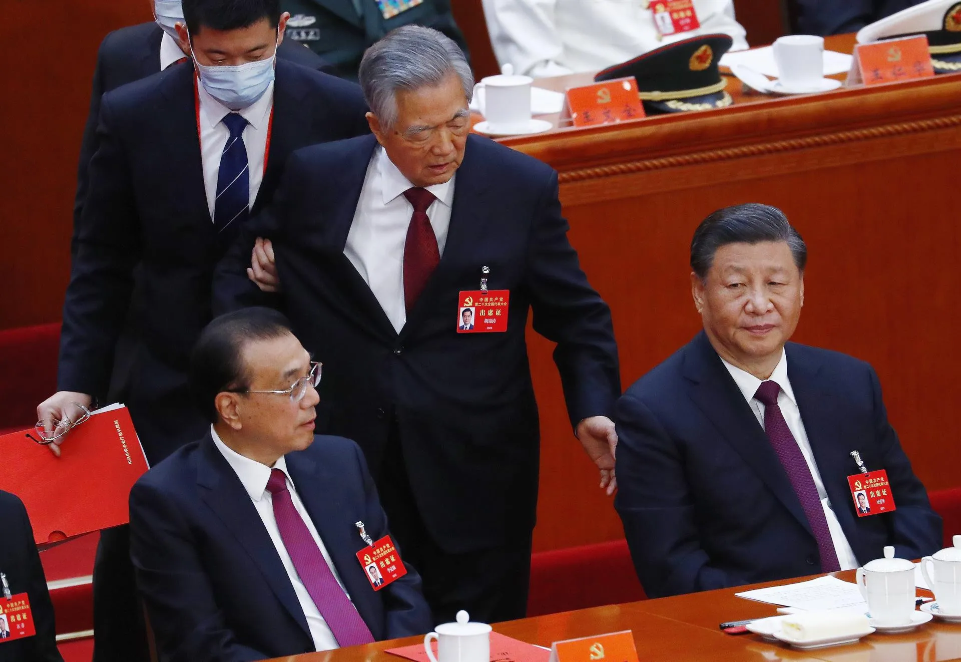 VIDEO Expresidente Hu Jintao escoltado fuera del Congreso PCCh en aparente purga