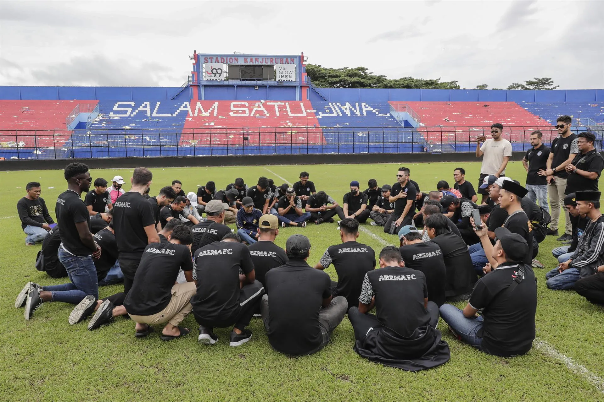 Policía investiga a 18 oficiales por la tragedia en fútbol de Indonesia