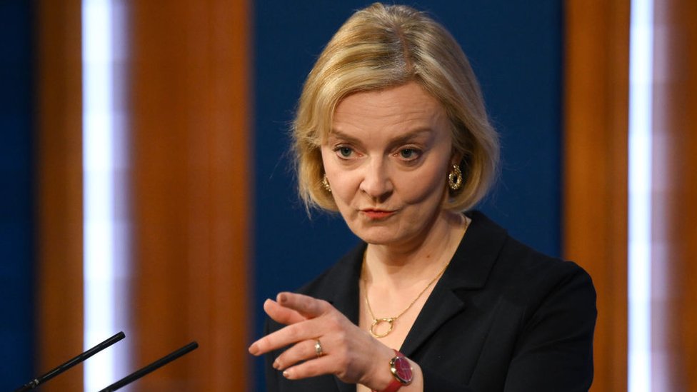 El radical giro económico de Liz Truss en un intento por mantenerse como primera ministra de Reino Unido a 39 días de su nombramiento
