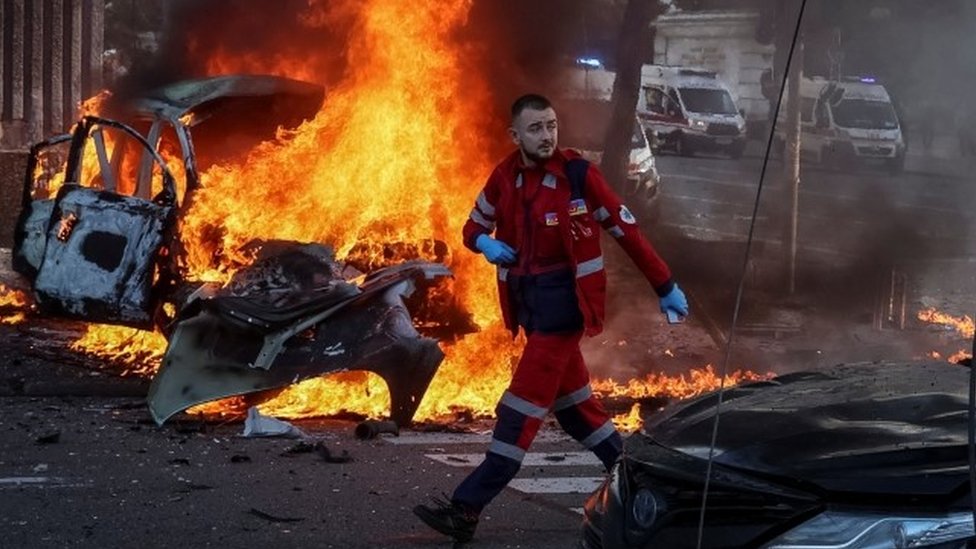 En fotos: los estragos causados por la fuerte ofensiva rusa contra Ucrania tras la destruccón de un puente en Crimea