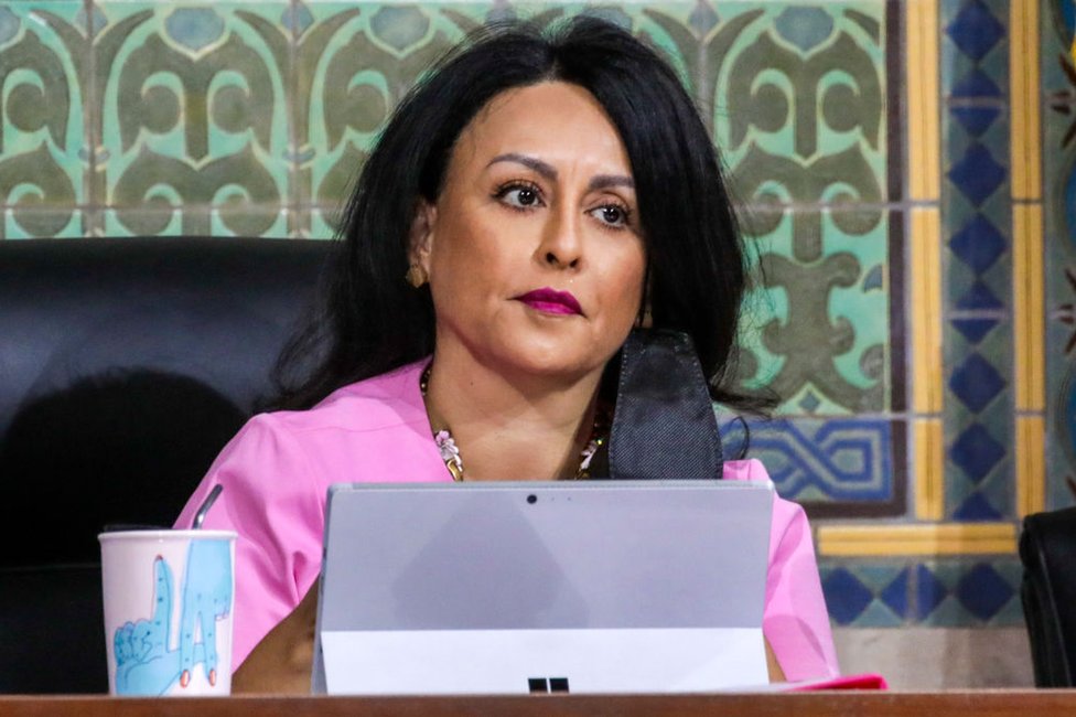 Parece changuito: los comentarios racistas por los que tuvo que dimitir una de las políticas latinas más poderosas de Los Ángeles