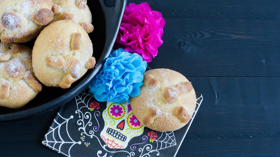 Qué es el pan de muerto y de dónde surgió la tradición de comerlo en México
