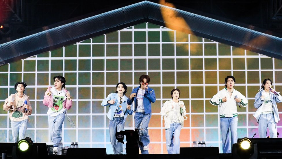 BTS: la exitosa banda de K-pop deja los escenarios para prestar servicio militar en Corea del Sur
