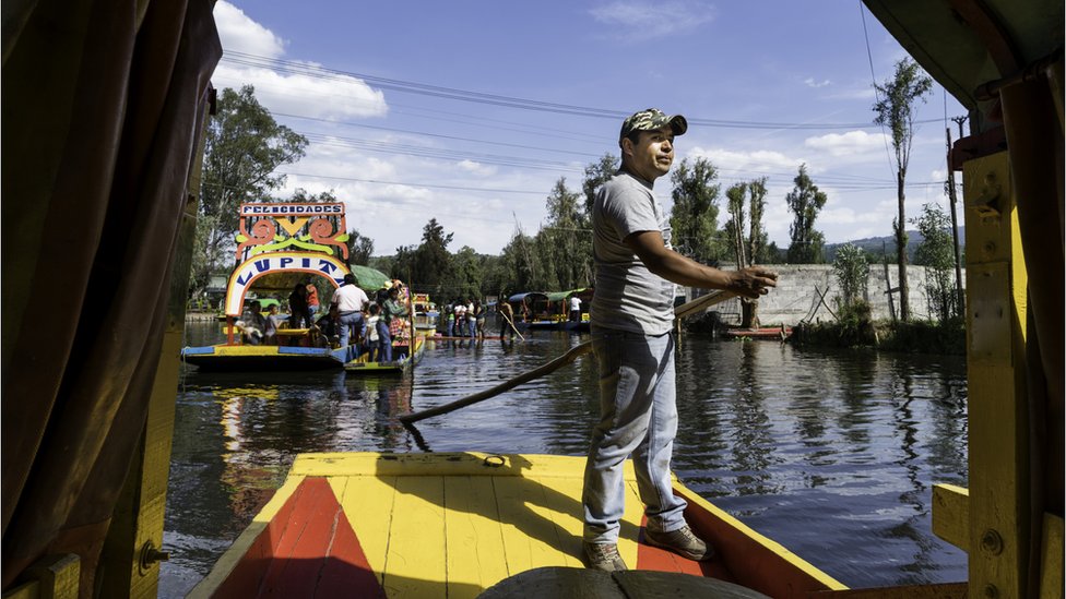 Las ingeniosas granjas flotantes inventadas por los aztecas que siguen siendo unas de las más productivas del mundo