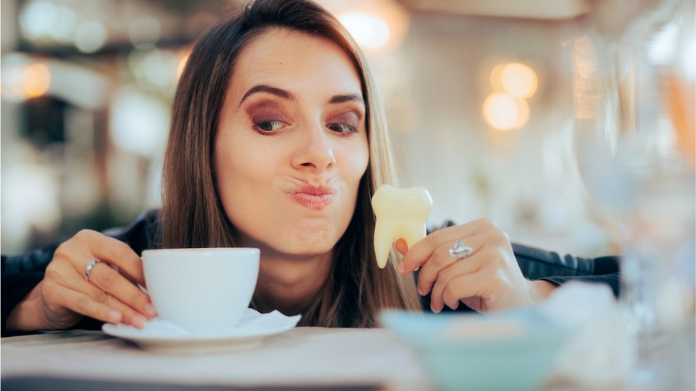 ¿Es mejor lavarse los dientes antes de tomar café o después? (y otros consejos para evitar las manchas)