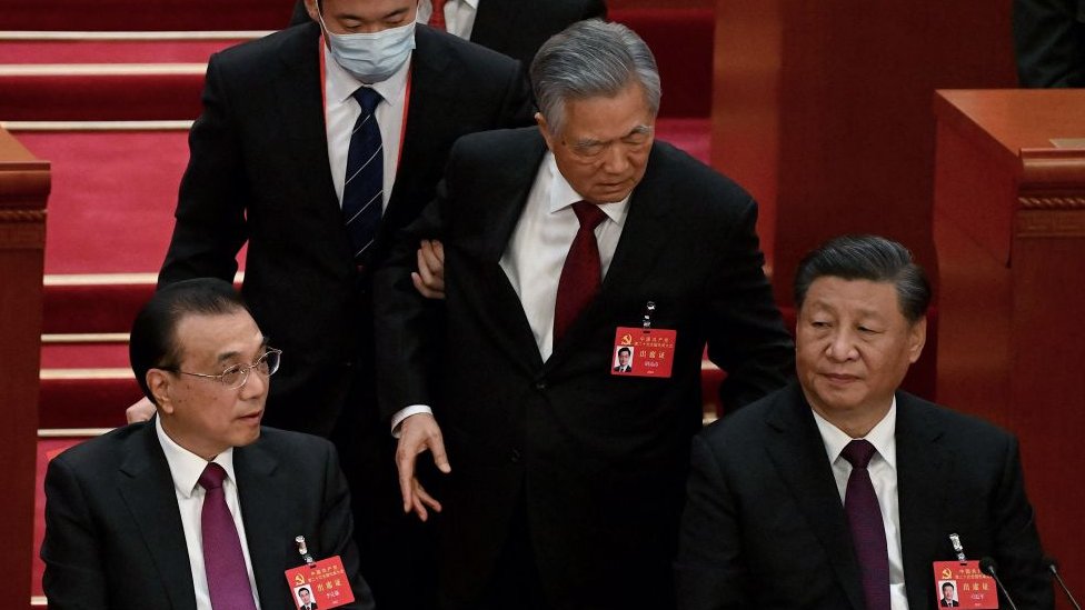 El extraño momento en que sacan al expresidente Hu Jintao en plena ceremonia del Congreso del Partido Comunista de China