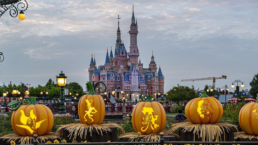 Un grupo de turistas queda encerrado en el parque Disney de Shanghái por la política cero covid de China