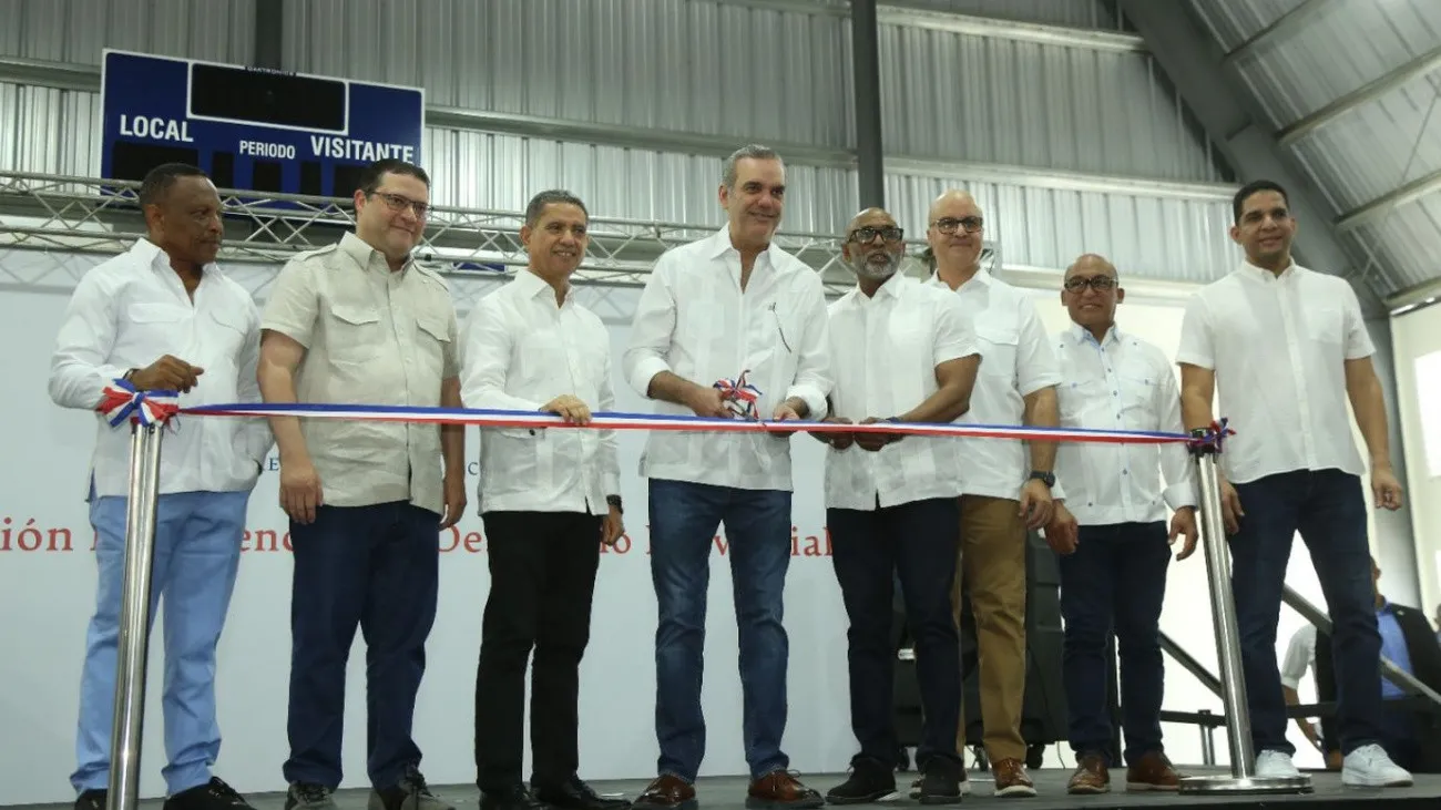 Abinader inaugura el club deportivo Rafael Leónidas Solano en Guachupita