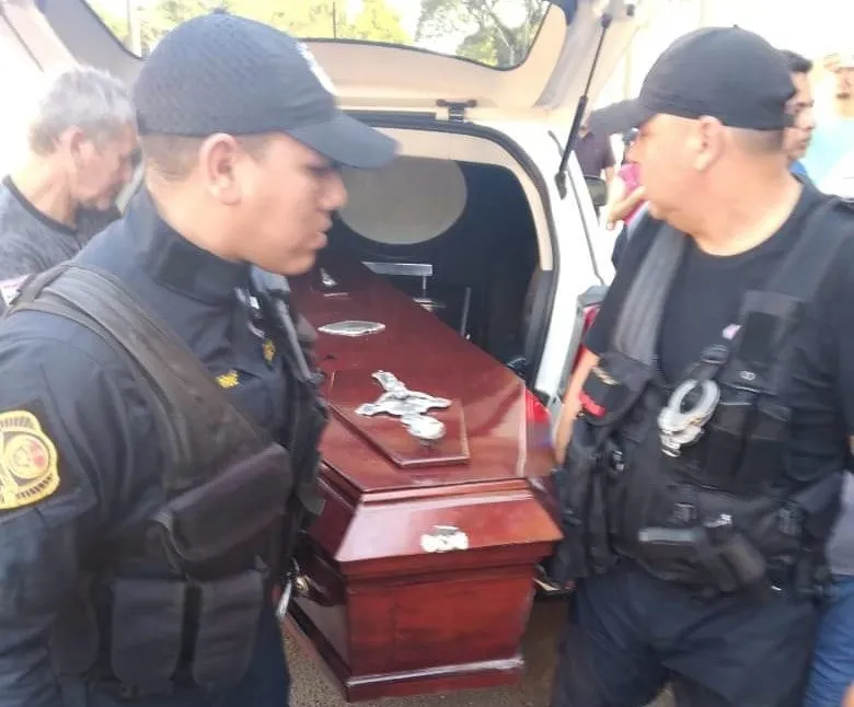 Traslado de guerrillero muerto a celda de su hermana le cuesta cargo a ministro