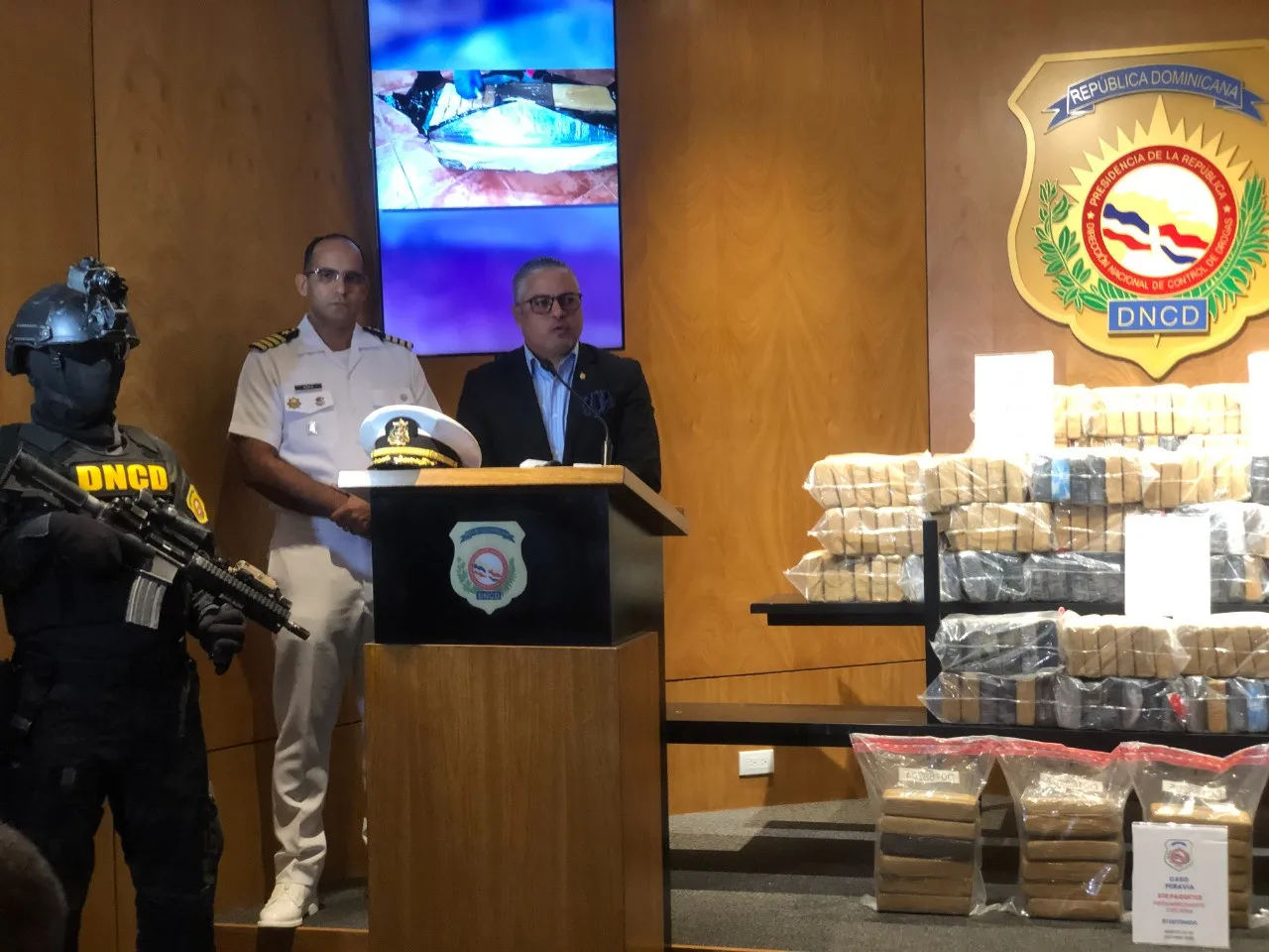 Antinarcóticos confisca 239 paquetes cocaína durante operativo en Peravia