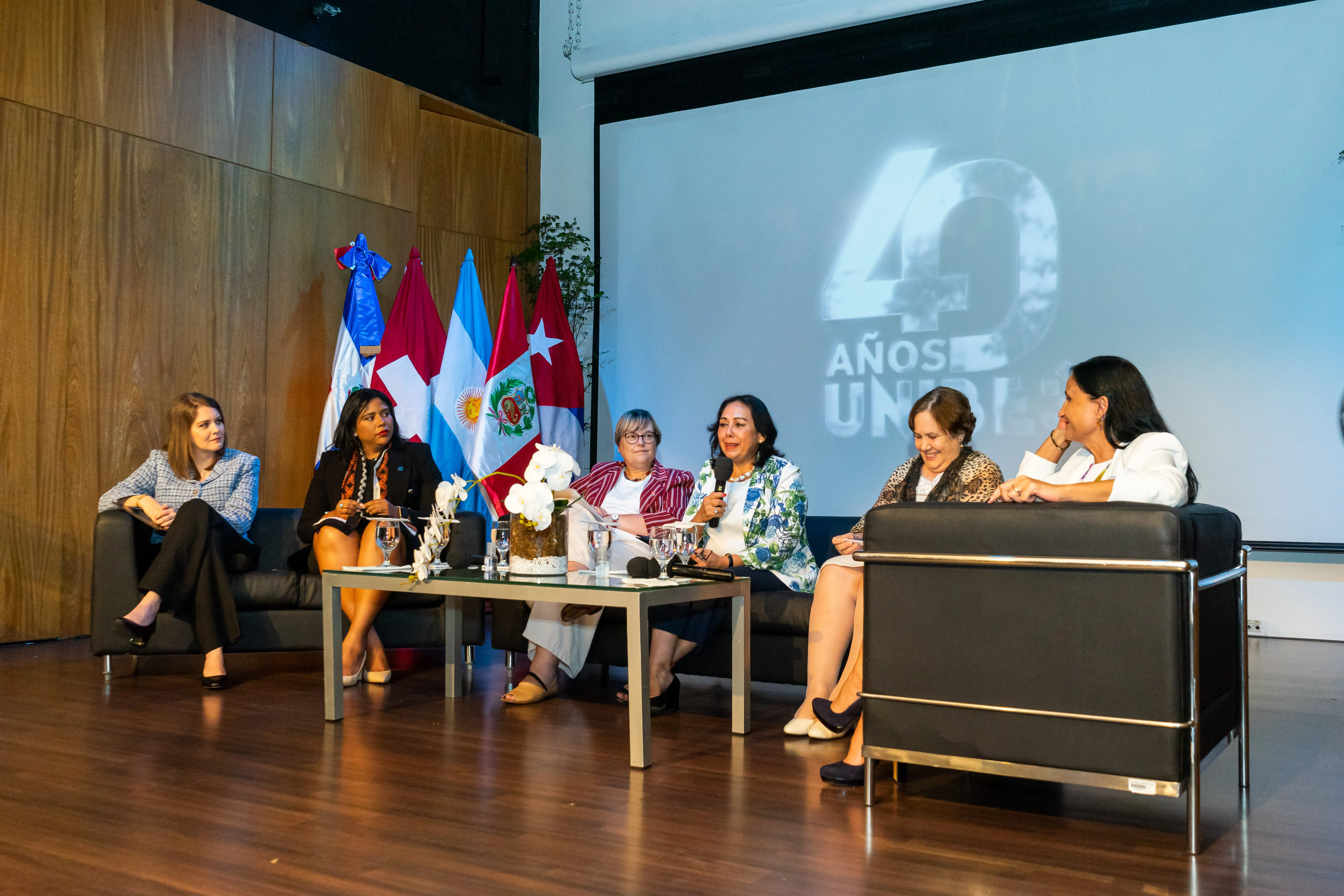 Unibe celebra conversatorio con embajadoras de Argentina, Suiza, Cuba y Perú