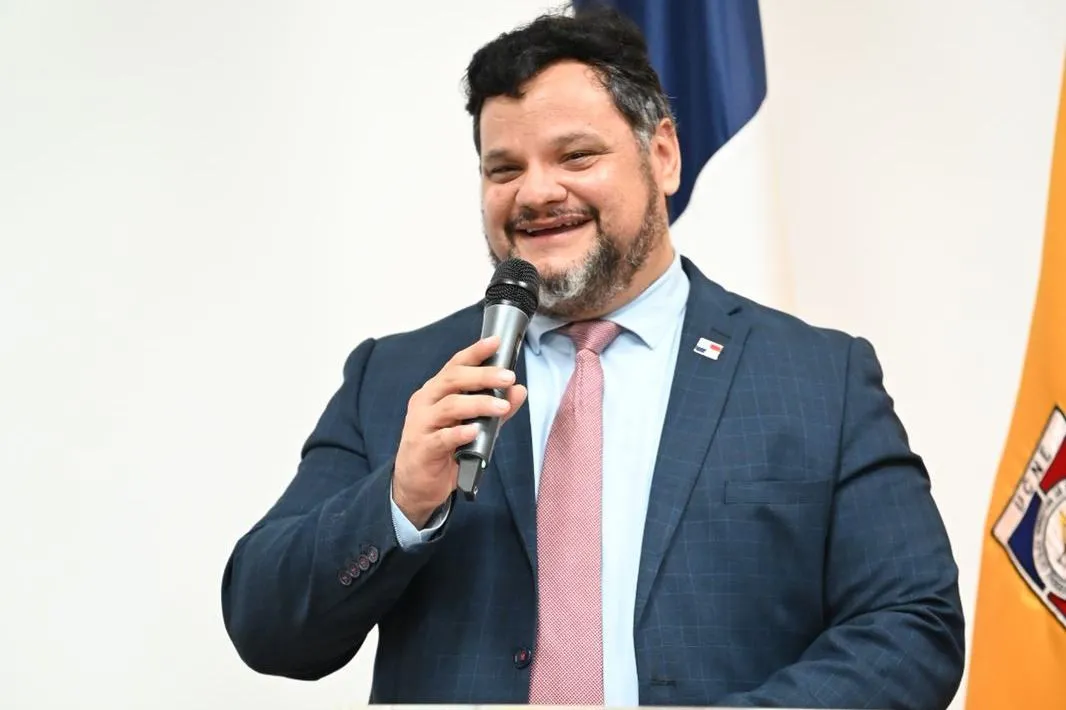 Embajador de Panamá diserta en la UCNE sobre comercio internacional