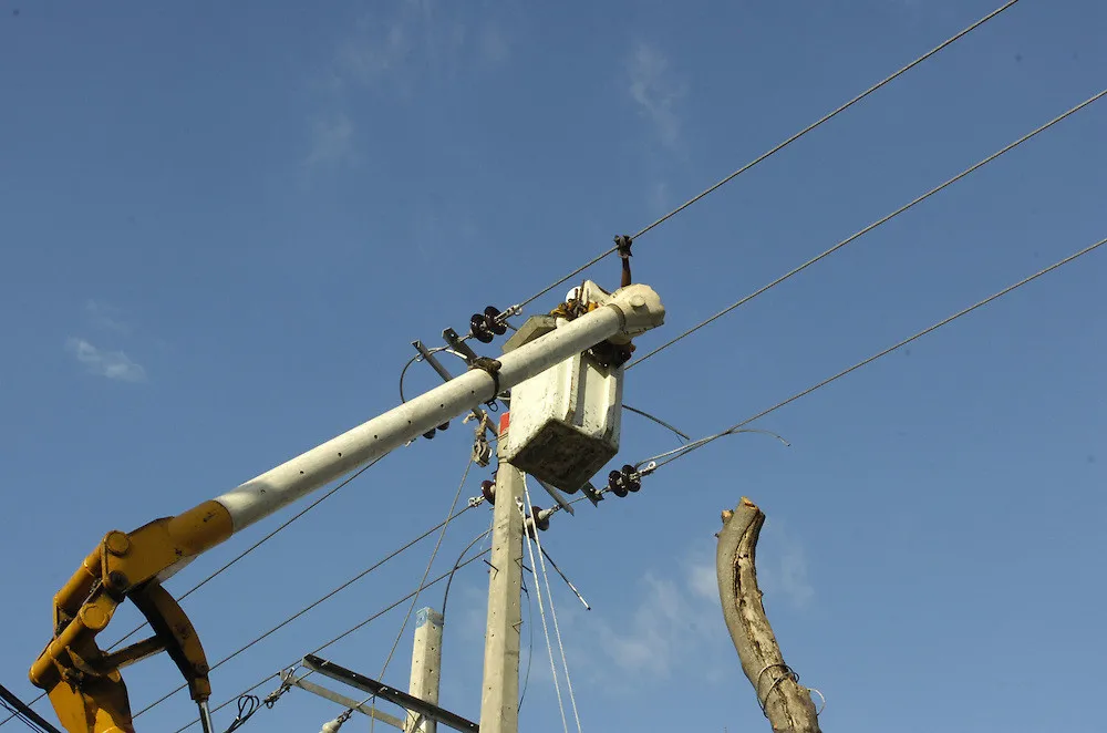 CUED trabaja para restablecer el sistema eléctrico tras paso del huracán Beryl