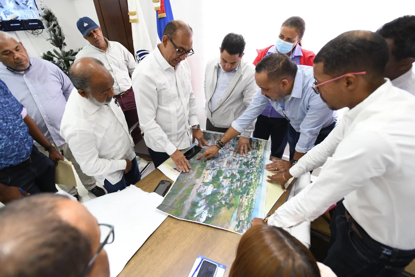 Ministro de Obras Públicas anuncia inversión de 190 millones de pesos en aceras y contenes en La Romana