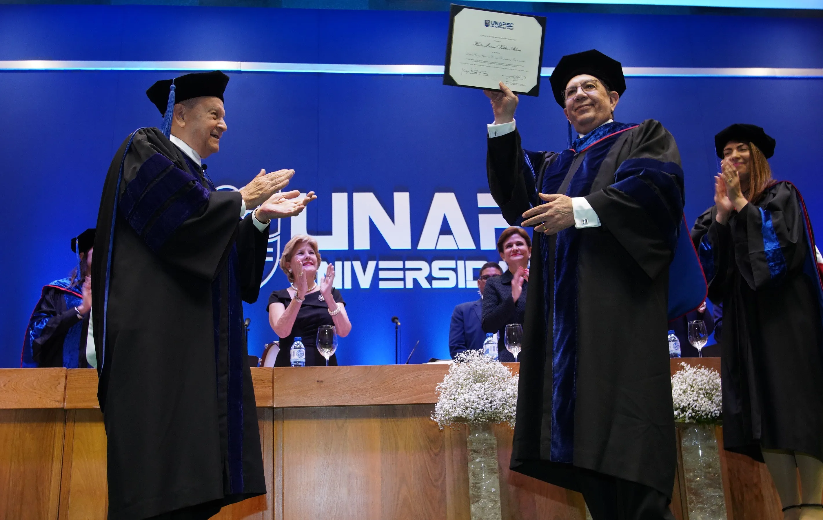 Héctor Valdez Albizu recibe título de Doctor Honoris Causa de Universidad APEC