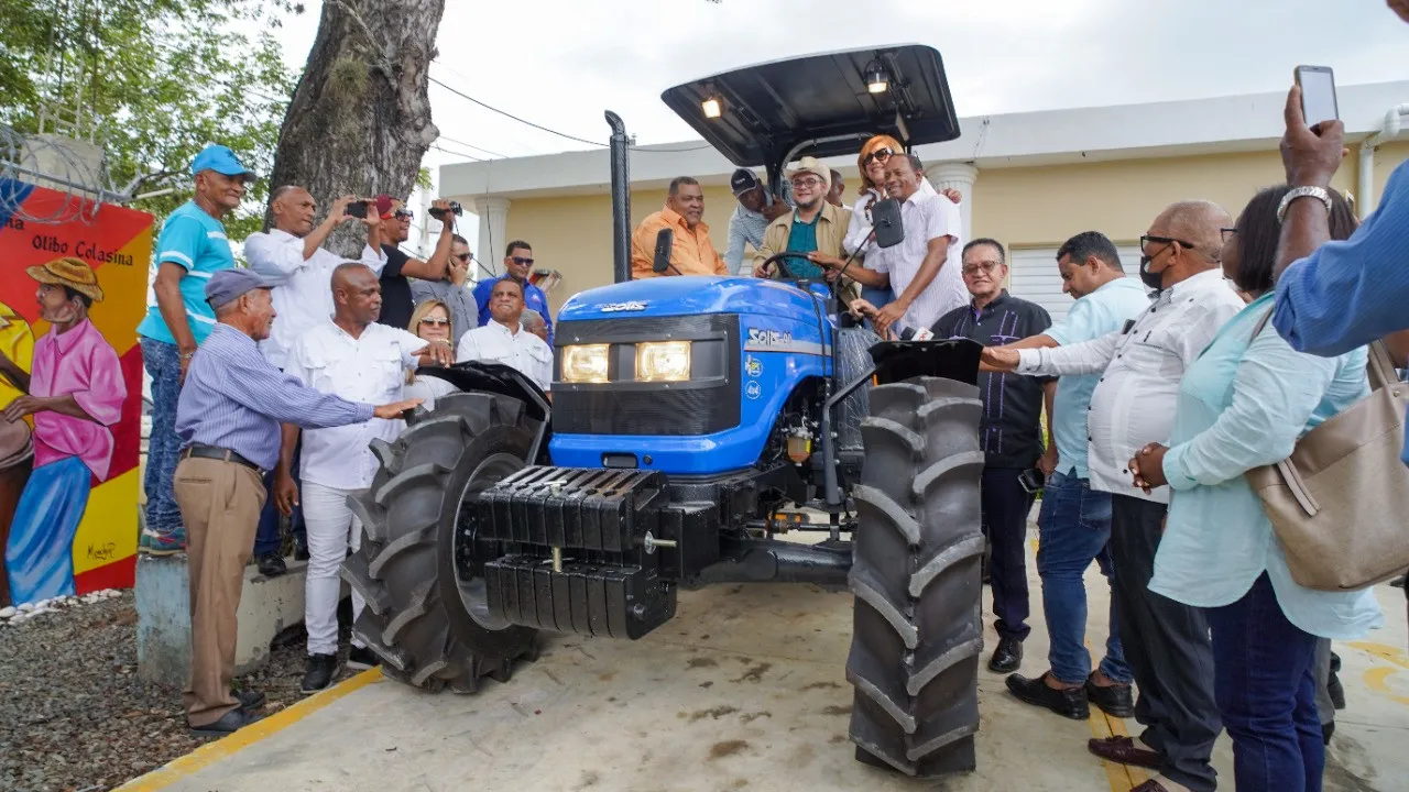FEDA entrega tractor a productores de tabaco en Hato Mayor