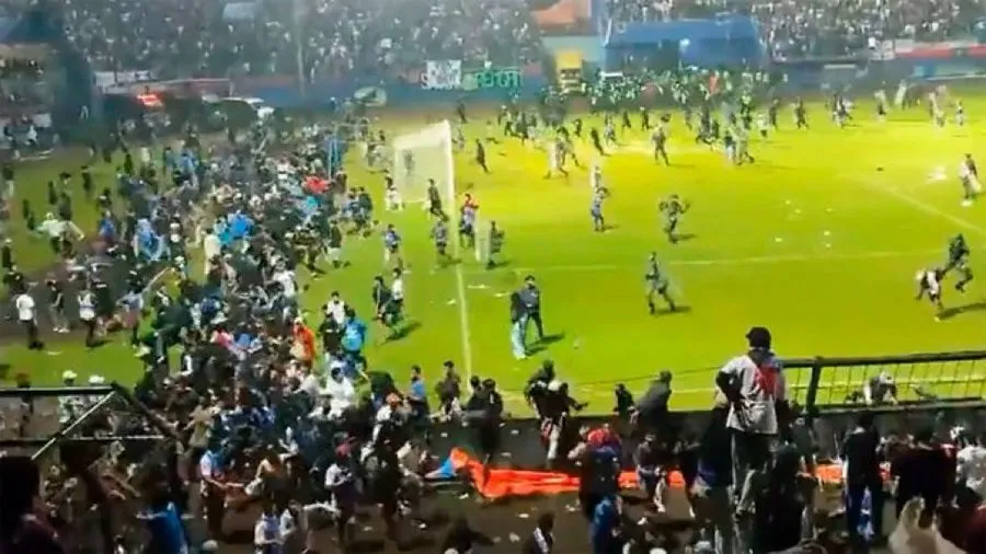 Al menos 127 muertos en disturbios en un partido de fútbol