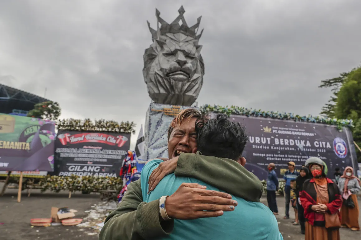 Suben a 131 los muertos por la tragedia en un estadio de fútbol en Indonesia