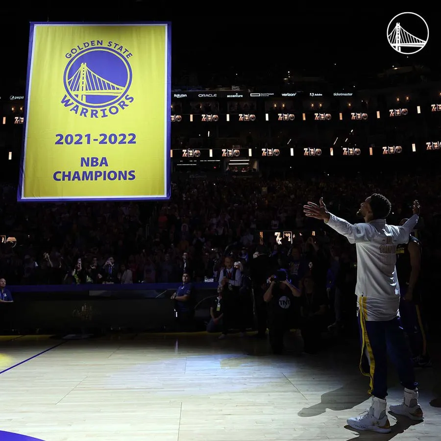Los Warriors reciben su anillo de campeones