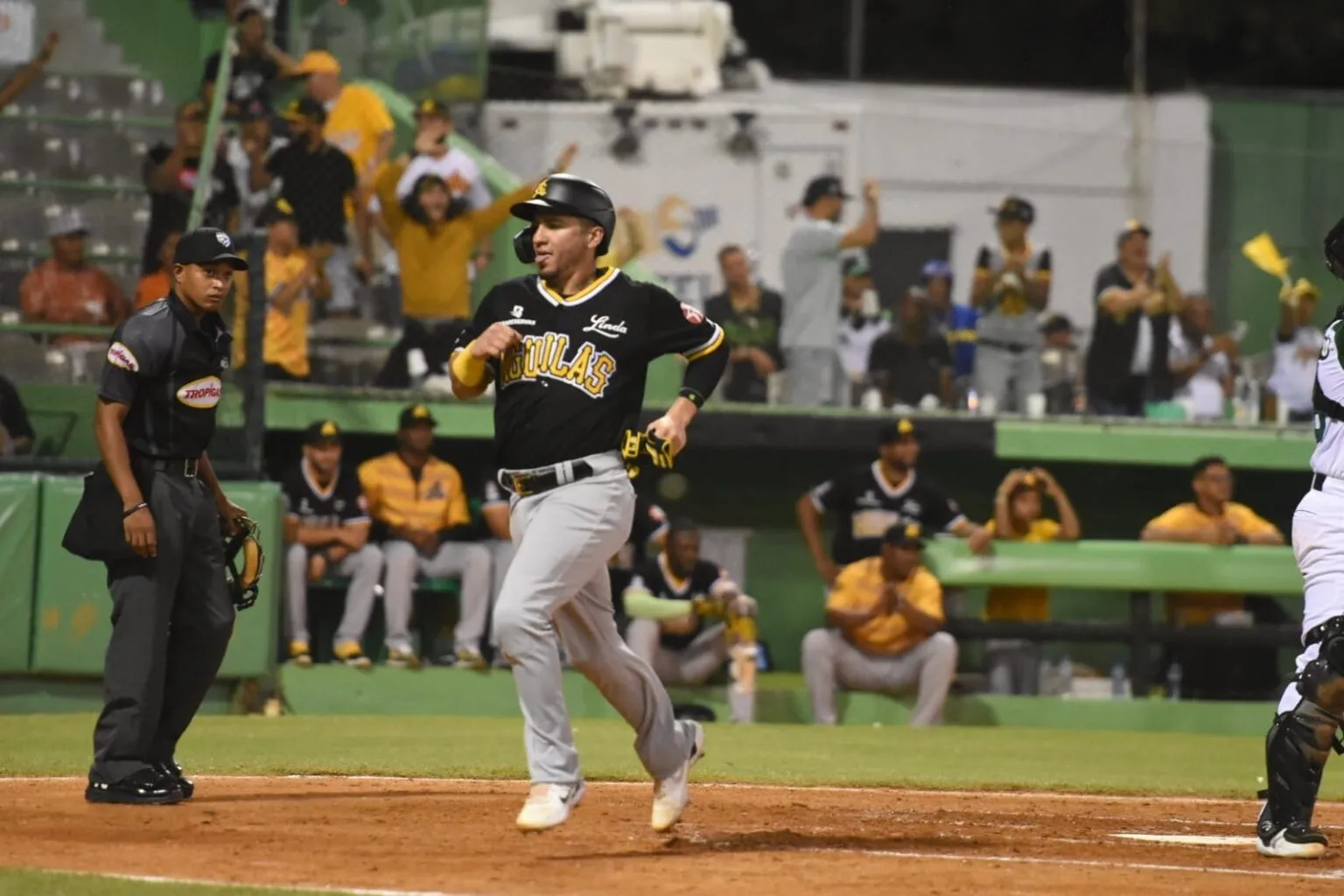 Michael Pérez detona su bate y Águilas vencen a Estrellas en entradas extras