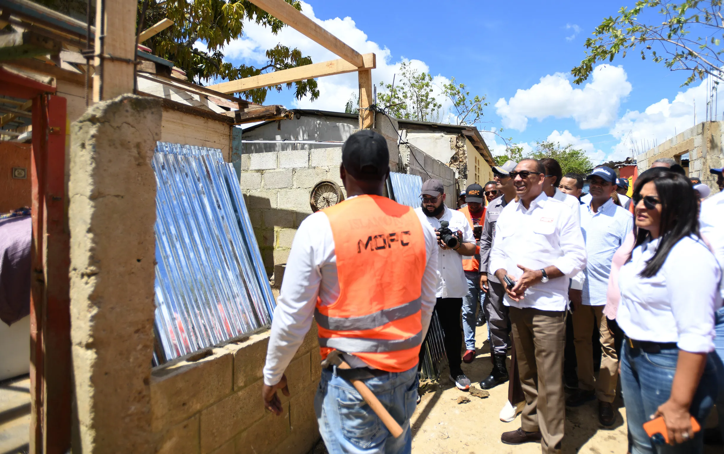 Obras Públicas supervisa labores en barrio de Higüey afectado por huracán Fiona