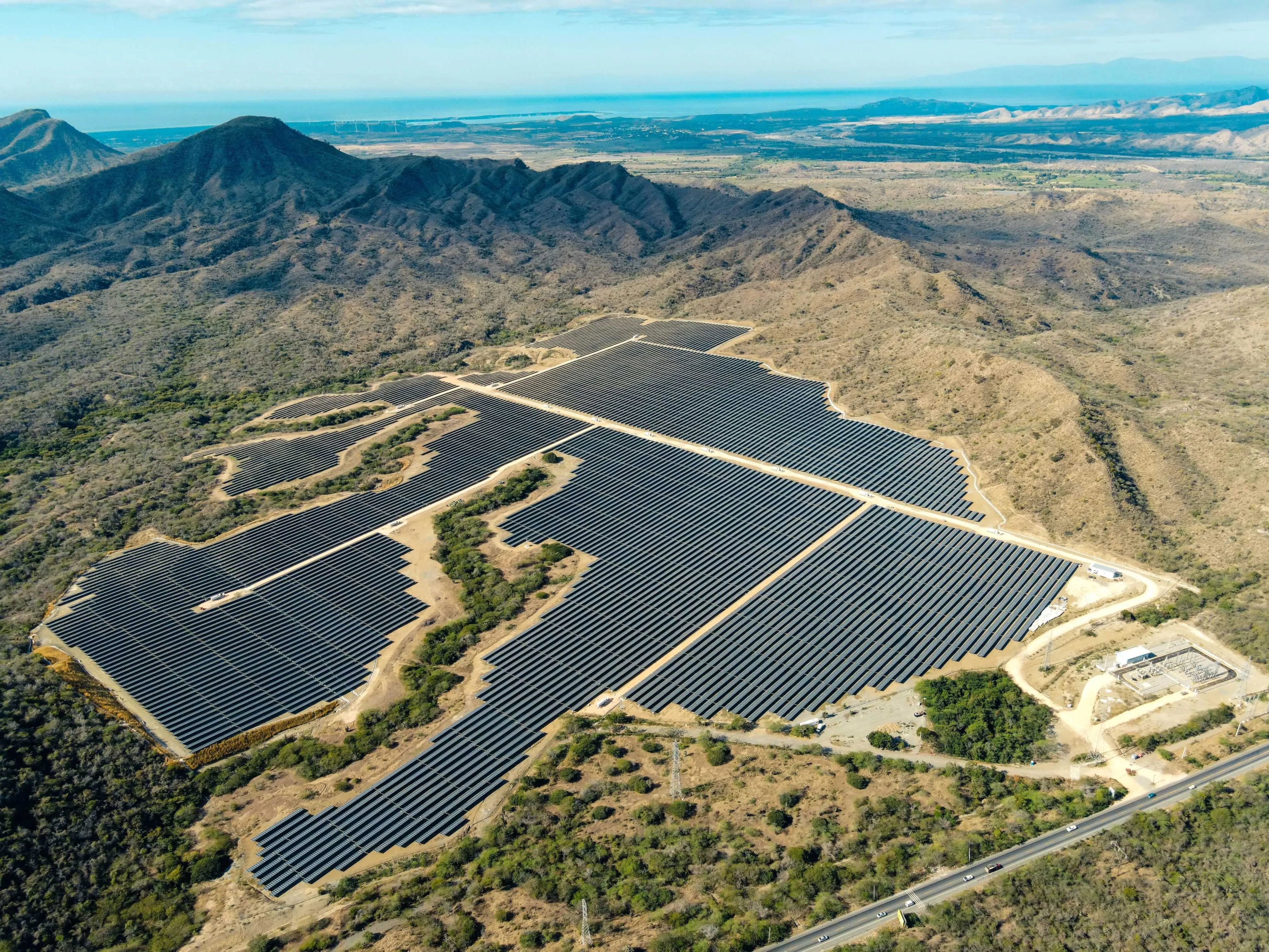 AES reafirma compromiso hacia la transición energética sostenible  