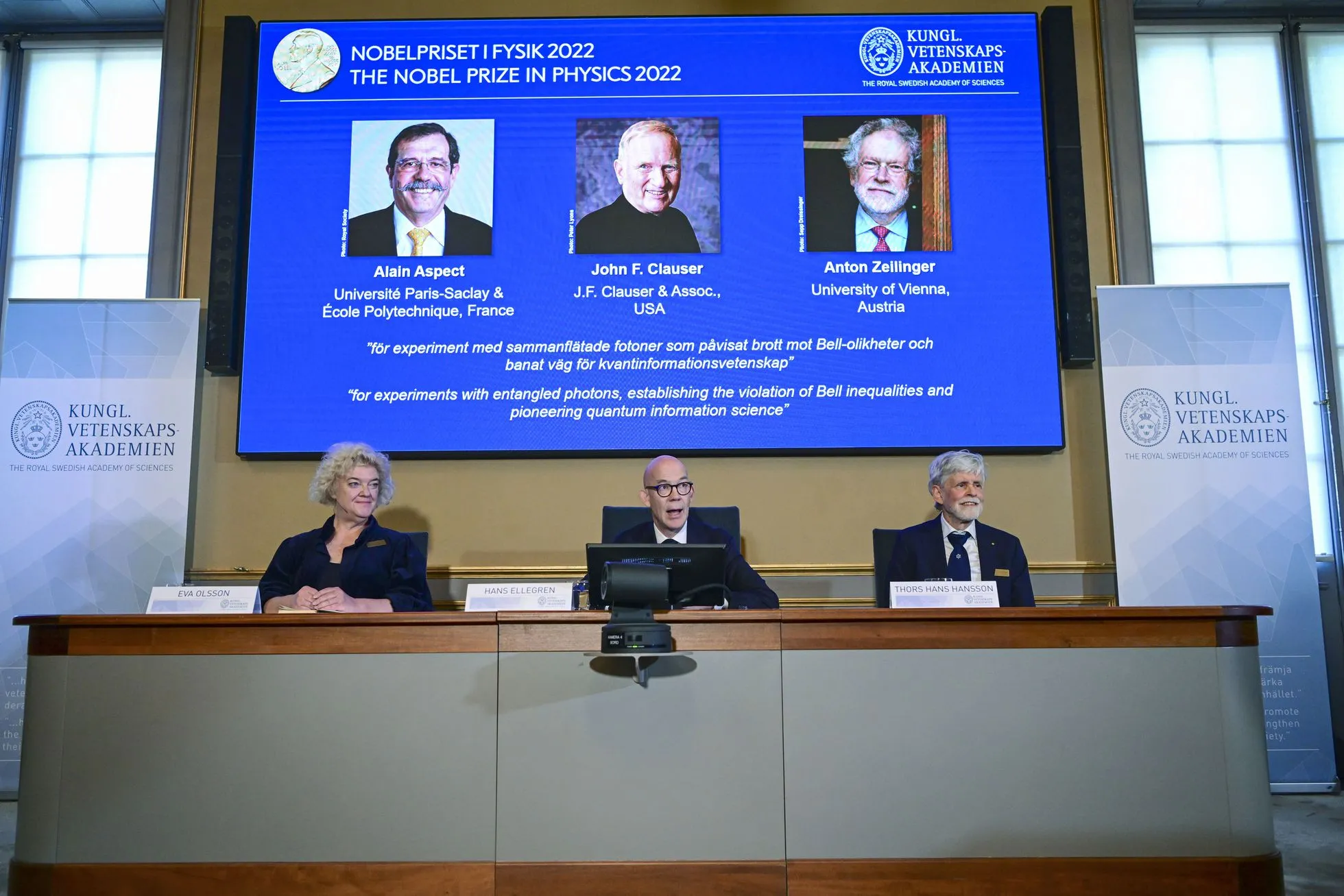 Tres científicos unidos y premiados por su contribución a la física cuántica
