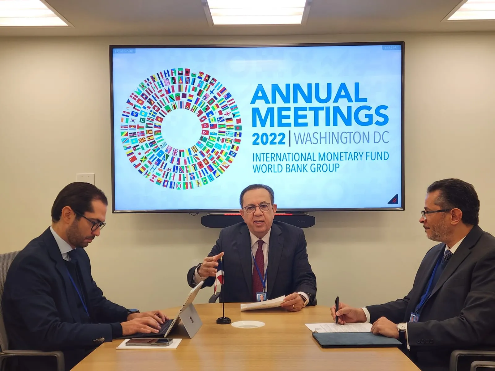Valdez Albizu participa de reuniones anuales del FMI y Banco Mundial